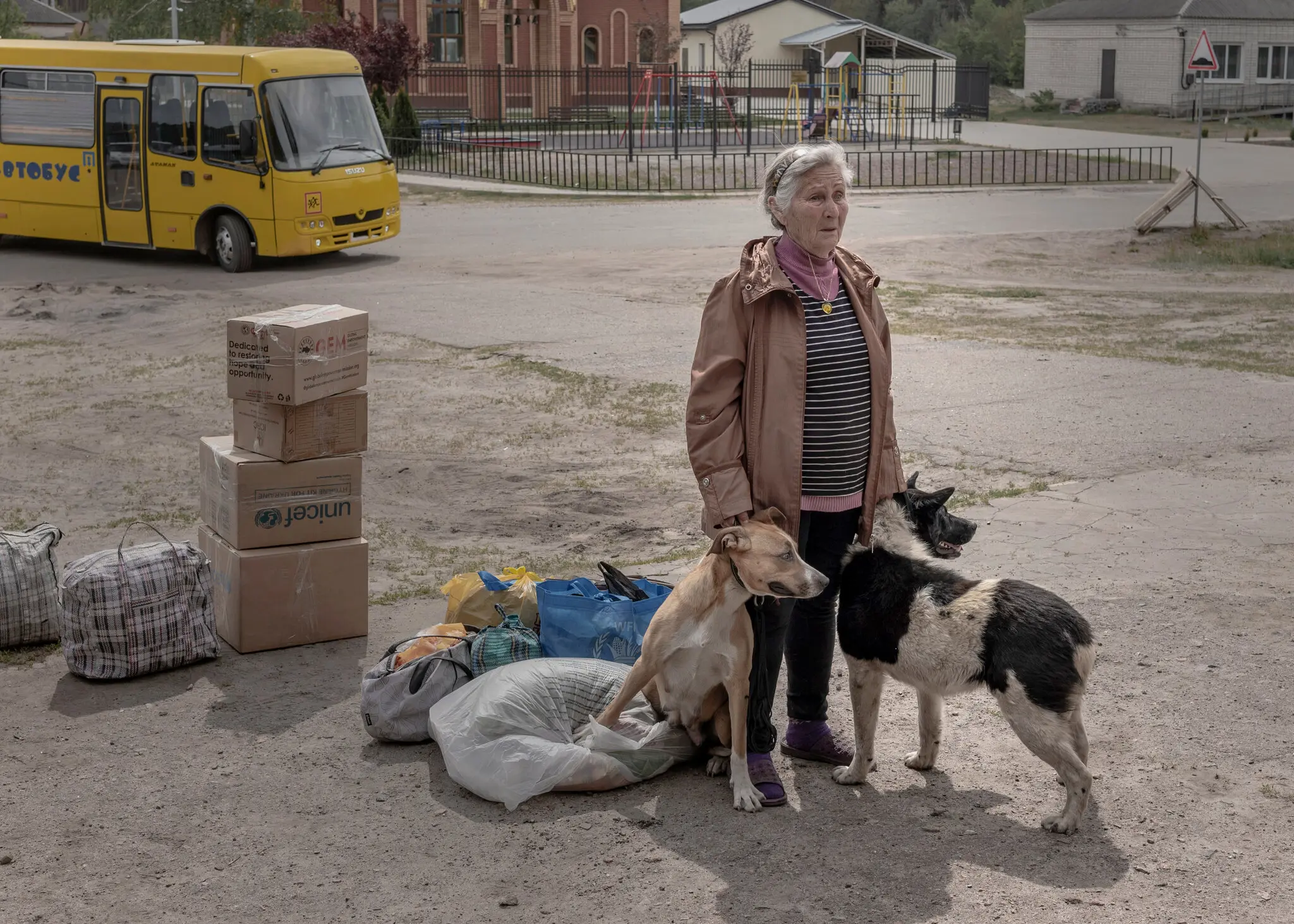 Житель Вовчанська на евакуаційному пункті в Харківській області 11 травня.